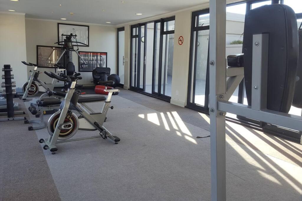 Four Seasons 818- Spacious Cbd Studio - Onsite Parking, Gym & Rooftop Pool Apartment Cape Town Ngoại thất bức ảnh