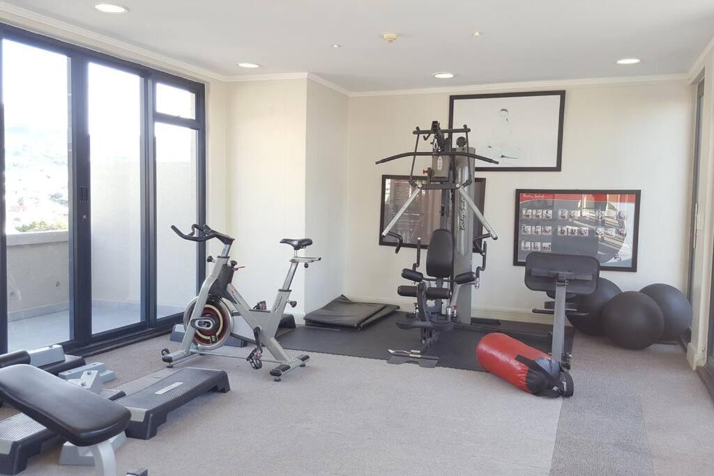 Four Seasons 818- Spacious Cbd Studio - Onsite Parking, Gym & Rooftop Pool Apartment Cape Town Ngoại thất bức ảnh