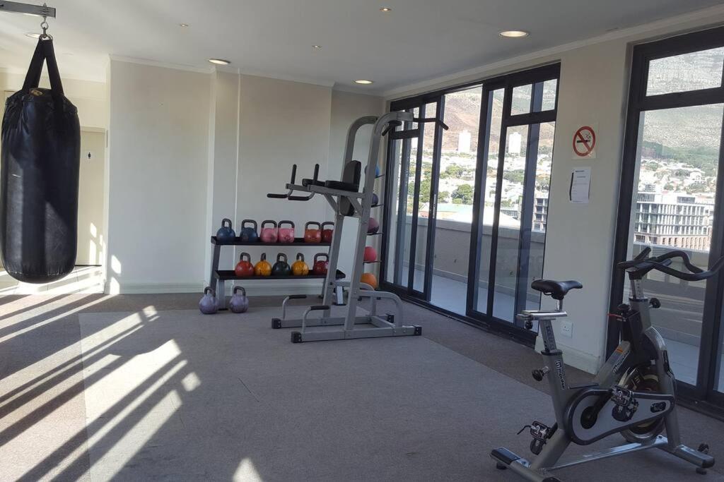 Four Seasons 818- Spacious Cbd Studio - Onsite Parking, Gym & Rooftop Pool Apartment Cape Town Ngoại thất bức ảnh