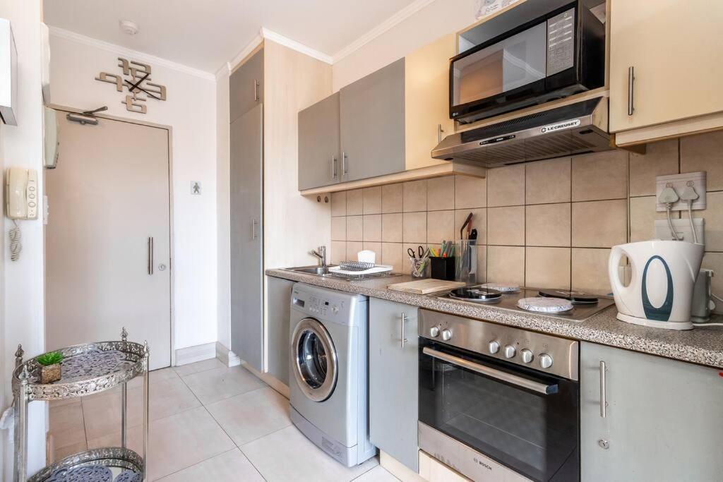 Four Seasons 818- Spacious Cbd Studio - Onsite Parking, Gym & Rooftop Pool Apartment Cape Town Ngoại thất bức ảnh